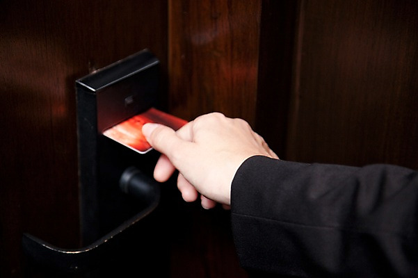 포토 JPG 해외기획촬영 손 2010년태국 비즈니스 호텔 열쇠 실내 사람 정장 신체부위 문 출장 출입카드 국내포토 옷 숙소 내부 출입증 파일형식