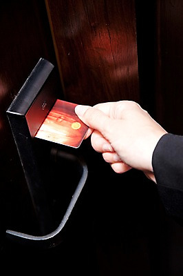 포토 JPG 해외기획촬영 손 2010년태국 비즈니스 호텔 열쇠 실내 사람 정장 신체부위 문 출장 출입카드 국내포토 옷 숙소 내부 출입증 파일형식