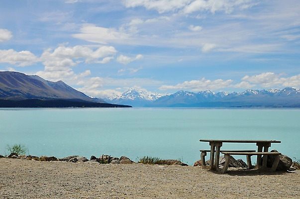 포토 JPG 구름 호수 여유 벤치 하늘 산 풍경 사람없음 야외 상쾌 뉴질랜드 마운틴쿡 푸카키호수 국내포토 자연요소 감정 의자 오세아니아 파일형식
