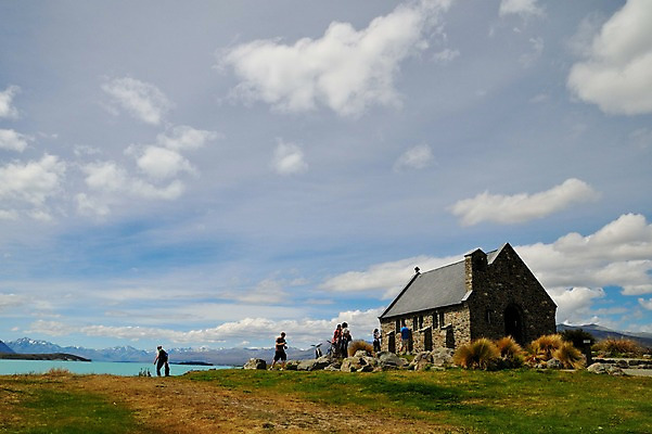 포토 JPG 구름 호수 여유 하늘 풍경 여러명 야외 건물 교회 상쾌 뉴질랜드 테카포호수 국내포토 자연요소 건축물 감정 다수 종교건축 사람 오세아니아 파일형식