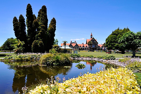 포토 JPG 나무 꽃 여유 주택 풍경 사람없음 야외 건물 연못 상쾌 뉴질랜드 로토루아 버거먼트가든 국내포토 식물 건축물 감정 오세아니아 파일형식