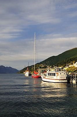 포토 JPG 구름 여유 섬 하늘 풍경 사람없음 야외 강 상쾌 뉴질랜드 퀸즈타운 선박 국내포토 자연요소 감정 수상교통 오세아니아 파일형식