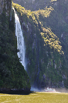 포토 JPG 호수 여유 풍경 사람없음 야외 물 절벽 폭포 상쾌 뉴질랜드 밀포드사운드 선박 국내포토 자연요소 감정 수상교통 자연 오세아니아 파일형식