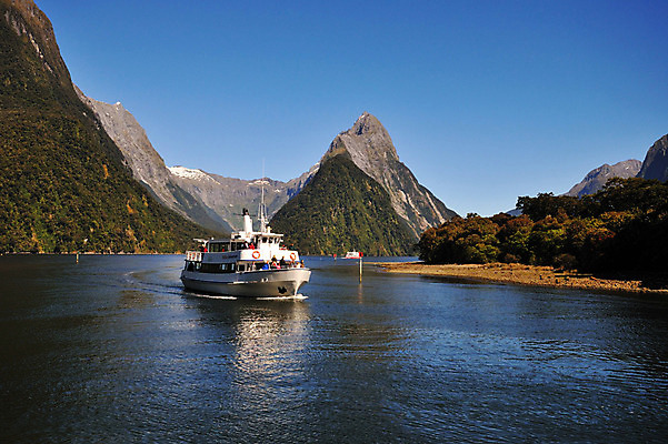 포토 JPG 호수 여유 산 풍경 사람없음 야외 상쾌 뉴질랜드 밀포드사운드 선박 국내포토 감정 수상교통 오세아니아 파일형식