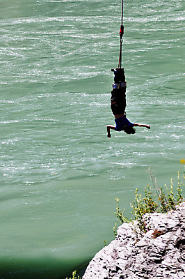 포토 JPG 남자 여유 밧줄 매달리기 한명 사람 풍경 야외 강 돌_바위 바위 번지점프 상쾌 뉴질랜드 카와라우번지점프 남자만 남자한명만 국내포토 1 감정 줄 모션 오세아니아 익스트림스포츠 파일형식