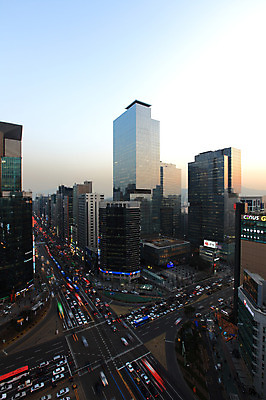 JPG 구름 도로 백그라운드 자동차 하늘 버스 한국 풍경 빌딩 사람없음 야외 건물 도시풍경 도시 교차로 자연요소 건축물 아시아 길 육상교통 교통시설 대중교통 파일형식