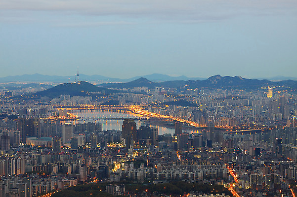 JPG 백그라운드 야경 하늘 조명 산 서울 한국 사람없음 야외 건물 빛 강 도시풍경 도시 저녁 남산 남산타워 가교 건축물 아시아 풍경 야간 랜드마크 파일형식 풍경_경치