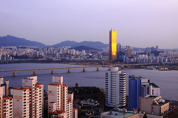 JPG 도로 백그라운드 서울 한국 풍경 빌딩 사람없음 야외 건물 강 도시풍경 도시 한강 63빌딩 원효대교 가교 건축물 아시아 길 교통시설 다리_건축물 랜드마크 파일형식