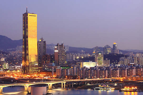 JPG 도로 백그라운드 야경 조명 아파트 주택 서울 한국 빌딩 사람없음 야외 건물 빛 강 도시풍경 도시 저녁 유람선 한강 63빌딩 원효대교 가교 선박 건축물 아시아 길 수상교통 배_교통 교통시설 풍경 다리_건축물 야간 랜드마크 파일형식 풍경_경치