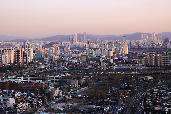 JPG 도로 백그라운드 아파트 주택 한국 풍경 빌딩 사람없음 야외 건물 도시풍경 노을 일몰 도시 자연요소 건축물 아시아 길 교통시설 파일형식