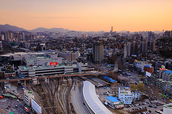 JPG 백그라운드 하늘 한국 풍경 빌딩 사람없음 야외 건물 도시풍경 노을 일몰 기찻길 도시 서울역 자연요소 건축물 아시아 서울 전철역 파일형식