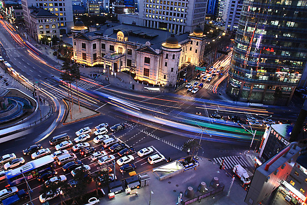 JPG 도로 백그라운드 야경 자동차 조명 한국 사람없음 야외 건물 빛 도시풍경 도시 명동 한국은행 건축물 아시아 길 육상교통 교통시설 풍경 야간 은행_금융 중구 파일형식 풍경_경치