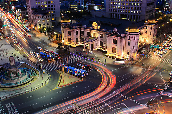 JPG 도로 백그라운드 야경 자동차 조명 버스 한국 사람없음 야외 건물 빛 도시풍경 도시 명동 한국은행 건축물 아시아 길 육상교통 교통시설 대중교통 풍경 야간 은행_금융 중구 파일형식 풍경_경치