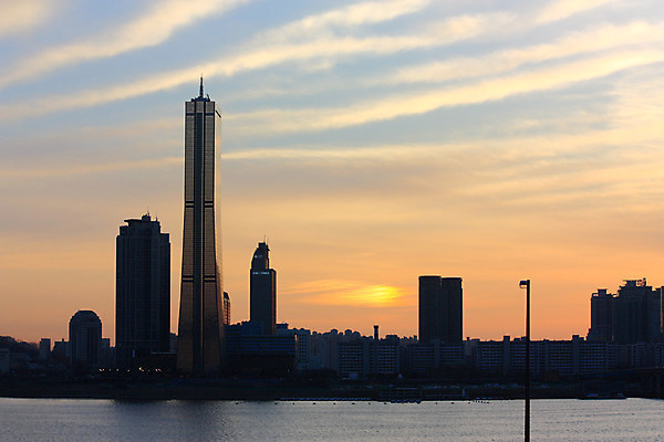 JPG 구름 실루엣 백그라운드 가로등 하늘 서울 한국 풍경 빌딩 사람없음 야외 건물 강 도시풍경 노을 일몰 도시 한강 63빌딩 자연요소 건축물 공공시설 아시아 촬영기법 랜드마크 파일형식
