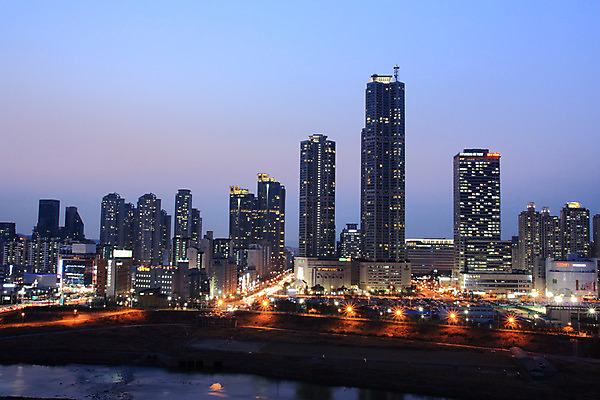 JPG 도로 백그라운드 야경 조명 서울 한국 빌딩 사람없음 야외 건물 빛 강 도시풍경 도시 한강 가교 건축물 아시아 길 교통시설 풍경 야간 랜드마크 파일형식 풍경_경치