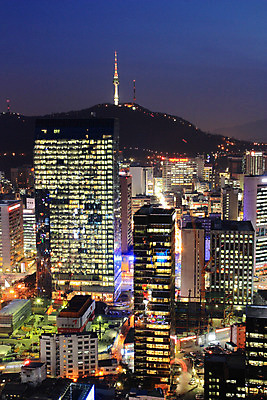 JPG 도로 백그라운드 야경 조명 서울 한국 사람없음 야외 건물 빛 도시풍경 도시 남산 남산타워 건축물 아시아 길 교통시설 풍경 야간 랜드마크 파일형식 풍경_경치