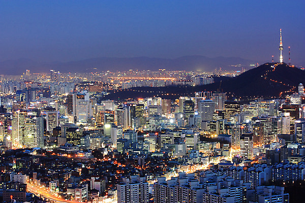 JPG 백그라운드 야경 조명 산 서울 한국 빌딩 사람없음 야외 건물 빛 도시풍경 도시 남산 남산타워 건축물 아시아 풍경 야간 랜드마크 파일형식 풍경_경치