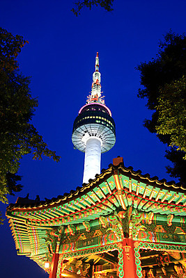JPG 백그라운드 야경 조명 서울 한국 기와 사람없음 야외 빛 도시풍경 탑 도시 정자 처마 남산타워 팔각정 건축물 아시아 풍경 야간 정자_건축물 남산 파일형식 풍경_경치