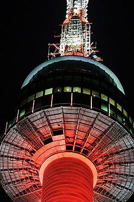 JPG 로우앵글 백그라운드 야경 조명 서울 한국 사람없음 야외 빛 도시풍경 탑 도시 남산타워 건축물 아시아 뷰포인트 풍경 야간 남산 파일형식 풍경_경치