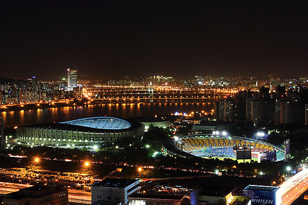 JPG 도로 백그라운드 야경 조명 서울 한국 빌딩 사람없음 야외 건물 빛 강 도시풍경 스타디움 경기장 도시 한강 야구장 종합운동장 가교 건축물 아시아 길 스포츠시설 교통시설 풍경 야간 랜드마크 파일형식 풍경_경치