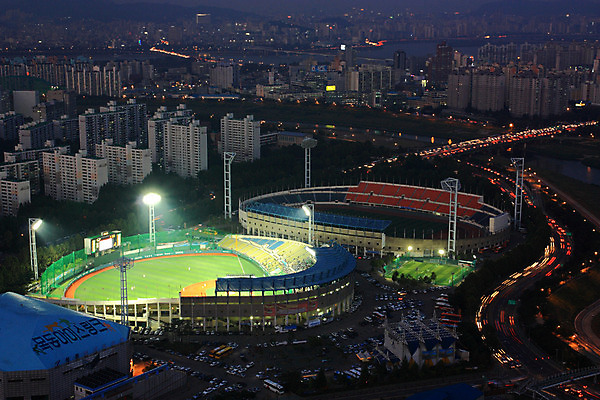JPG 도로 백그라운드 야경 조명 아파트 주택 서울 한국 빌딩 사람없음 야외 건물 빛 도시풍경 스타디움 경기장 도시 목동 축구장 야구장 건축물 아시아 길 스포츠시설 교통시설 풍경 야간 파일형식 풍경_경치