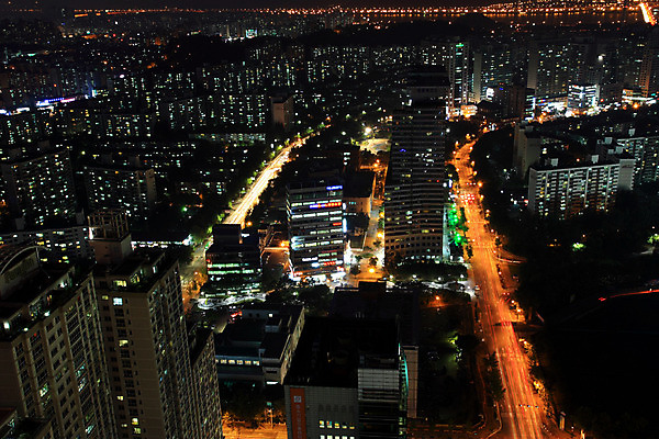 JPG 도로 백그라운드 야경 조명 아파트 주택 한국 빌딩 사람없음 야외 건물 빛 도시풍경 도시 건축물 아시아 길 교통시설 풍경 야간 파일형식 풍경_경치