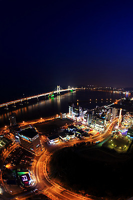 JPG 도로 바다 백그라운드 야경 조명 한국 빌딩 사람없음 야외 건물 빛 하이앵글 도시풍경 도시 부산 광안대교 가교 건축물 아시아 길 뷰포인트 교통시설 풍경 다리_건축물 야간 파일형식 풍경_경치