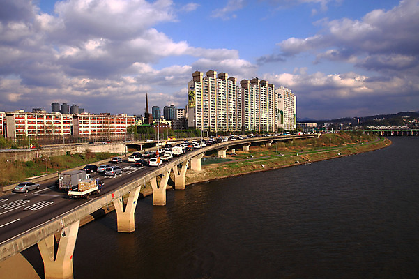 JPG 구름 도로 백그라운드 자동차 하늘 서울 한국 풍경 빌딩 사람없음 야외 건물 강 도시풍경 도시 한강 강변도로 가교 자연요소 건축물 아시아 길 육상교통 교통시설 랜드마크 파일형식