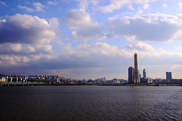 JPG 구름 도로 백그라운드 하늘 서울 한국 풍경 빌딩 사람없음 야외 건물 강 도시풍경 도시 한강 63빌딩 가교 자연요소 건축물 아시아 길 교통시설 랜드마크 파일형식