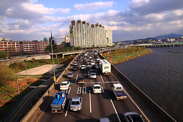 JPG 구름 도로 백그라운드 자동차 하늘 아파트 주택 서울 한국 풍경 빌딩 사람없음 야외 건물 강 도시풍경 도시 한강 강변도로 가교 자연요소 건축물 아시아 길 육상교통 교통시설 랜드마크 파일형식