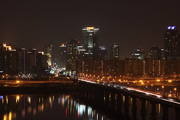 JPG 도로 백그라운드 야경 조명 서울 한국 빌딩 사람없음 야외 건물 빛 강 도시풍경 도시 한강 잠실대교 가교 건축물 아시아 길 교통시설 풍경 다리_건축물 야간 랜드마크 파일형식 풍경_경치