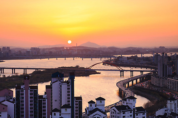 JPG 도로 백그라운드 산 주택 서울 한국 풍경 빌딩 사람없음 야외 건물 강 도시풍경 태양 노을 일몰 도시 한강 강변도로 서강대교 가교 자연요소 건축물 아시아 길 교통시설 다리_건축물 랜드마크 파일형식