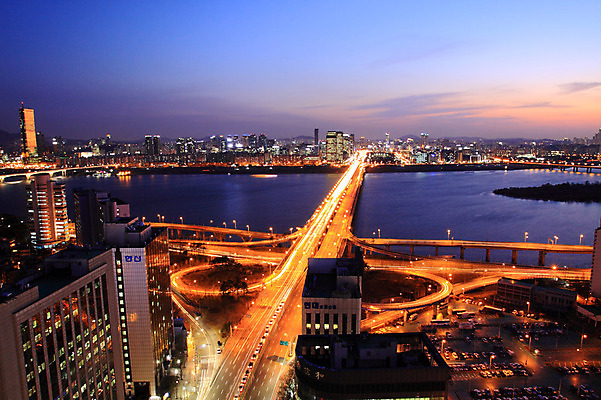 JPG 도로 백그라운드 야경 조명 서울 한국 빌딩 사람없음 야외 건물 빛 강 도시풍경 도시 한강 63빌딩 마포대교 가교 건축물 아시아 길 교통시설 풍경 다리_건축물 야간 랜드마크 파일형식 풍경_경치