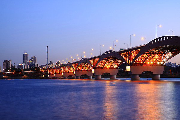 JPG 도로 백그라운드 야경 가로등 조명 서울 한국 빌딩 사람없음 야외 건물 빛 강 도시풍경 도시 한강 성산대교 가교 건축물 공공시설 아시아 길 교통시설 풍경 다리_건축물 야간 랜드마크 파일형식 풍경_경치