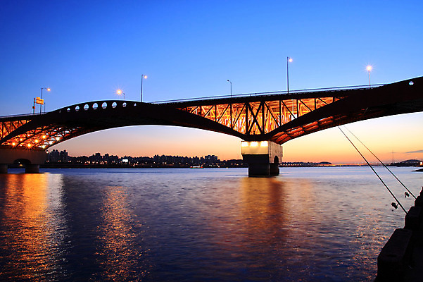 JPG 백그라운드 야경 가로등 조명 서울 한국 사람없음 야외 건물 빛 강 도시풍경 도시 한강 성산대교 가교 건축물 공공시설 아시아 풍경 다리_건축물 야간 랜드마크 파일형식 풍경_경치