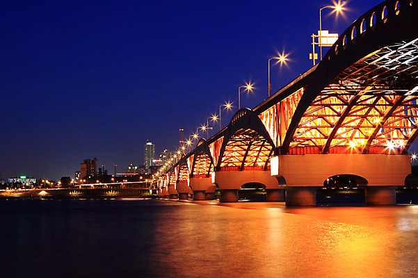 JPG 도로 백그라운드 야경 가로등 조명 서울 한국 빌딩 사람없음 야외 건물 빛 강 도시풍경 도시 한강 성산대교 가교 건축물 공공시설 아시아 길 교통시설 풍경 다리_건축물 야간 랜드마크 파일형식 풍경_경치