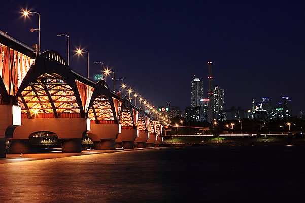 JPG 도로 백그라운드 야경 가로등 조명 서울 한국 빌딩 사람없음 야외 건물 빛 강 도시풍경 도시 한강 성산대교 가교 건축물 공공시설 아시아 길 교통시설 풍경 다리_건축물 야간 랜드마크 파일형식 풍경_경치