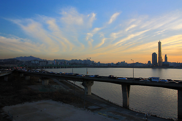JPG 구름 백그라운드 하늘 산 서울 한국 풍경 사람없음 야외 건물 강 도시풍경 노을 일몰 도시 한강 63빌딩 강변도로 자연요소 건축물 아시아 도로 빌딩 랜드마크 파일형식
