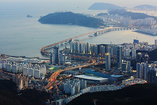JPG 주간 바다 섬 백그라운드 산 한국 풍경 사람없음 야외 건물 도시풍경 도시 부산 광안대교 자연요소 건축물 아시아 다리_건축물 파일형식