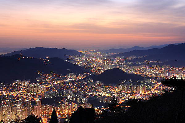 JPG 구름 백그라운드 야경 하늘 산 한국 사람없음 야외 건물 도시풍경 노을 일몰 도시 부산 자연요소 건축물 아시아 풍경 야간 파일형식 풍경_경치