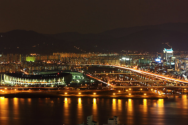 JPG 도로 백그라운드 야경 조명 산 서울 한국 빌딩 사람없음 야외 건물 빛 강 도시풍경 스타디움 경기장 도시 한강 종합운동장 탄천 가교 건축물 아시아 길 스포츠시설 교통시설 풍경 야간 랜드마크 파일형식 풍경_경치