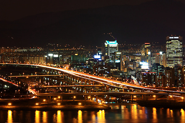 JPG 도로 백그라운드 야경 조명 서울 한국 빌딩 사람없음 야외 건물 빛 강 도시풍경 도시 한강 탄천 가교 건축물 아시아 길 교통시설 풍경 야간 랜드마크 파일형식 풍경_경치