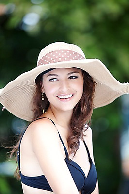 포토 JPG 주간 서양인 외국인 나무 식물 백인 모델 해외기획촬영 모자 해외 계절 여자 수영복 여유 2010년태국 여행 포즈 태국 휴가 휴식 야외수영장 수영장 한명 미소 웃음 사람 상반신 20대 성인 취미 야외 옆모습 여름 여름휴가 바캉스 비키니 섹시 중절모 휴양지 클로슈 의료성형뷰티 여자만 여자한명만 성인여자만 청년만 청년여자만 성인한명만 청년여자한명만 성인여자한명만 성인만 국내포토 자연요소 모자_잡화 1 잡화 옷 감정 아시아 뷰포인트 컨셉 표정 인종 청년 장소 파일형식 여름_계절