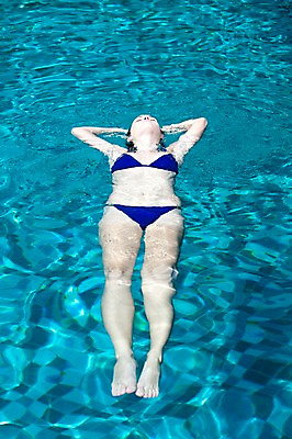 포토 JPG 주간 전신 서양인 외국인 백인 모델 해외기획촬영 해외 계절 여자 수영복 여유 물결 2010년태국 여행 포즈 태국 휴가 휴식 야외수영장 수영장 한명 사람 20대 성인 취미 야외 앞모습 물 여름 여름휴가 바캉스 비키니 눕기 수면 휴양지 부력 의료성형뷰티 여자만 여자한명만 성인여자만 청년만 청년여자만 성인한명만 청년여자한명만 성인여자한명만 성인만 국내포토 자연요소 1 옷 감정 아시아 뷰포인트 컨셉 모션 인종 청년 장소 파일형식 여름_계절