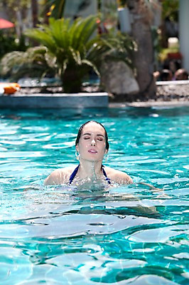 포토 JPG 주간 서양인 외국인 나무 식물 백인 모델 해외기획촬영 해외 계절 여자 수영복 여유 2010년태국 여행 태국 물놀이 휴가 휴식 야외수영장 수영장 한명 사람 상반신 20대 성인 취미 야외 앞모습 여름 여름휴가 바캉스 비키니 야자수 수영 휴양지 의료성형뷰티 여자만 여자한명만 성인여자만 청년만 청년여자만 성인한명만 청년여자한명만 성인여자한명만 성인만 국내포토 자연요소 1 옷 감정 아시아 뷰포인트 컨셉 놀이 인종 청년 장소 수상스포츠 파일형식 여름_계절