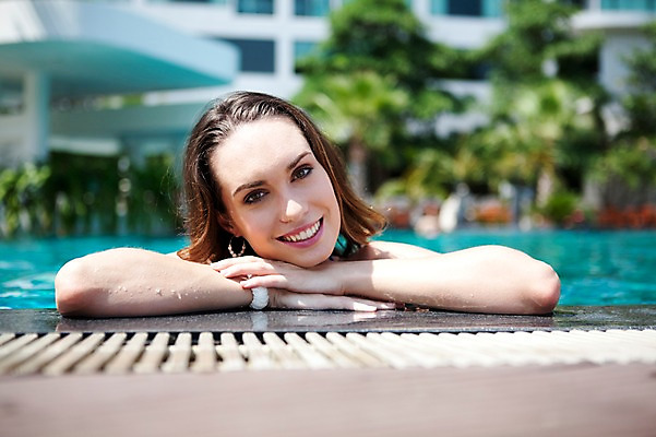 포토 JPG 주간 서양인 외국인 백인 모델 해외기획촬영 해외 건축물 계절 여자 건축 수영복 여유 2010년태국 여행 태국 호텔 리조트 휴가 휴식 야외수영장 수영장 한명 미소 웃음 사람 상반신 20대 성인 취미 야외 건물 앞모습 물 여름 여름휴가 바캉스 비키니 숙박업 휴양지 콘도 의료성형뷰티 여자만 여자한명만 성인여자만 청년만 청년여자만 성인한명만 청년여자한명만 성인여자한명만 성인만 국내포토 자연요소 1 옷 감정 산업 아시아 뷰포인트 컨셉 숙소 표정 인종 청년 장소 파일형식 여름_계절