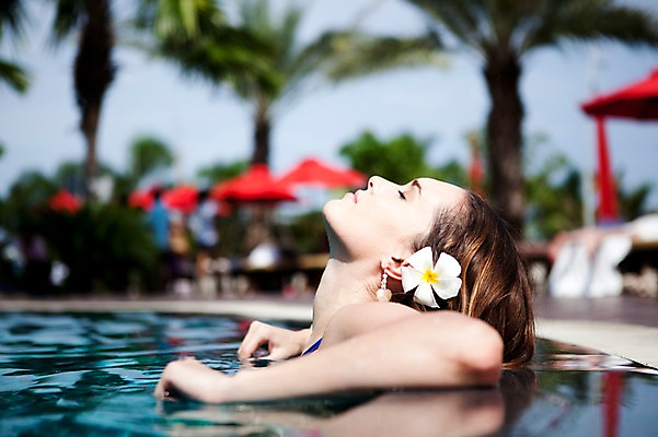 포토 JPG 주간 서양인 외국인 나무 식물 백인 모델 해외기획촬영 해외 계절 여자 수영복 여유 2010년태국 여행 태국 휴가 휴식 야외수영장 수영장 한명 사람 상반신 20대 성인 취미 야외 옆모습 물 여름 여름휴가 바캉스 비키니 야자수 파라솔 휴양지 의료성형뷰티 여자만 여자한명만 성인여자만 청년만 청년여자만 성인한명만 청년여자한명만 성인여자한명만 성인만 국내포토 자연요소 1 옷 감정 아시아 뷰포인트 컨셉 인종 청년 장소 파일형식 여름_계절