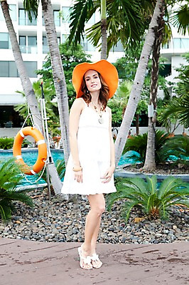 포토 JPG 주간 전신 서양인 외국인 나무 식물 백인 모델 해외기획촬영 모자 해외 건축물 드레스 계절 원피스 여자 건축 여유 2010년태국 여행 포즈 태국 호텔 리조트 휴가 휴식 수영장 한명 서기 사람 20대 성인 취미 야외 건물 앞모습 여름 여름휴가 바캉스 숙박업 중절모 휴양지 클로슈 콘도 비치모자 여자만 여자한명만 성인여자만 청년만 청년여자만 성인한명만 청년여자한명만 성인여자한명만 성인만 국내포토 자연요소 모자_잡화 1 잡화 옷 감정 산업 아시아 뷰포인트 컨셉 모션 숙소 인종 청년 장소 파일형식 여름_계절