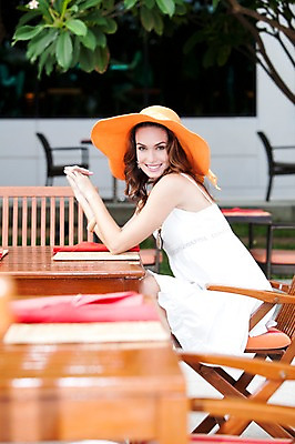 포토 JPG 주간 전신 서양인 외국인 나무 식물 백인 모델 해외기획촬영 모자 해외 건축물 드레스 계절 원피스 여자 여유 2010년태국 여행 포즈 의자 태국 탁자 휴가 휴식 한명 미소 웃음 사람 앉기 20대 성인 취미 야외 건물 옆모습 여름 여름휴가 바캉스 중절모 휴양지 클로슈 비치모자 여자만 여자한명만 성인여자만 청년만 청년여자만 성인한명만 청년여자한명만 성인여자한명만 성인만 국내포토 자연요소 모자_잡화 1 잡화 옷 건축 감정 아시아 뷰포인트 가구 컨셉 모션 표정 인종 청년 장소 파일형식 여름_계절