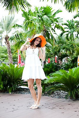 포토 JPG 주간 전신 서양인 외국인 나무 식물 백인 모델 해외기획촬영 모자 해외 드레스 계절 원피스 여자 여유 2010년태국 여행 포즈 태국 휴가 휴식 한명 서기 미소 웃음 사람 20대 성인 취미 야외 여름 여름휴가 바캉스 중절모 휴양지 클로슈 비치모자 여자만 여자한명만 성인여자만 청년만 청년여자만 성인한명만 청년여자한명만 성인여자한명만 성인만 국내포토 자연요소 모자_잡화 1 잡화 옷 감정 아시아 컨셉 모션 표정 인종 청년 장소 파일형식 여름_계절